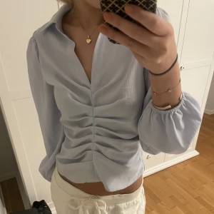 Blus  - Fin blus från neo noir, använd fåtal gånger nypris 749💓 pris kan alltid diskuteras💝