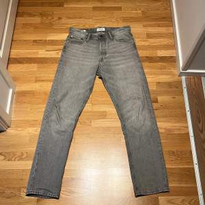 Jack and Jones jeans i modellen ”chris” som inte kommer till andvändning längre. Ändats andvänts ett fåtal gånger och har Inga defekter eller skador. Pris kan alltid diskuteras 