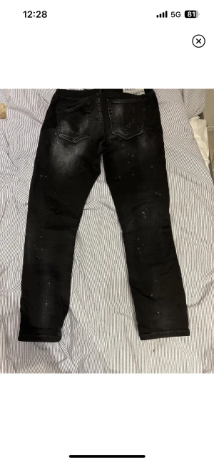 Dondup jeans  - Dondup jeans, modell Alex. Köptes för lite mer än ett år sedan Max använda 5 gånger. Köptes för 3200