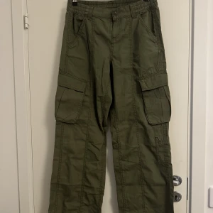 Cargobyxor - Endast använda en gång. Från hm i storlek 36. Lågmidjade.