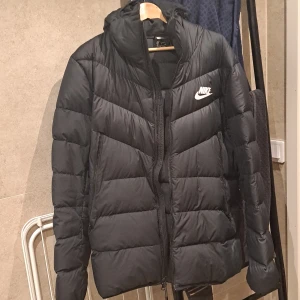 Nike jacka herr vinter - I princip som en ny Herrstorlek xl passar även L  Perfekt till vintern 