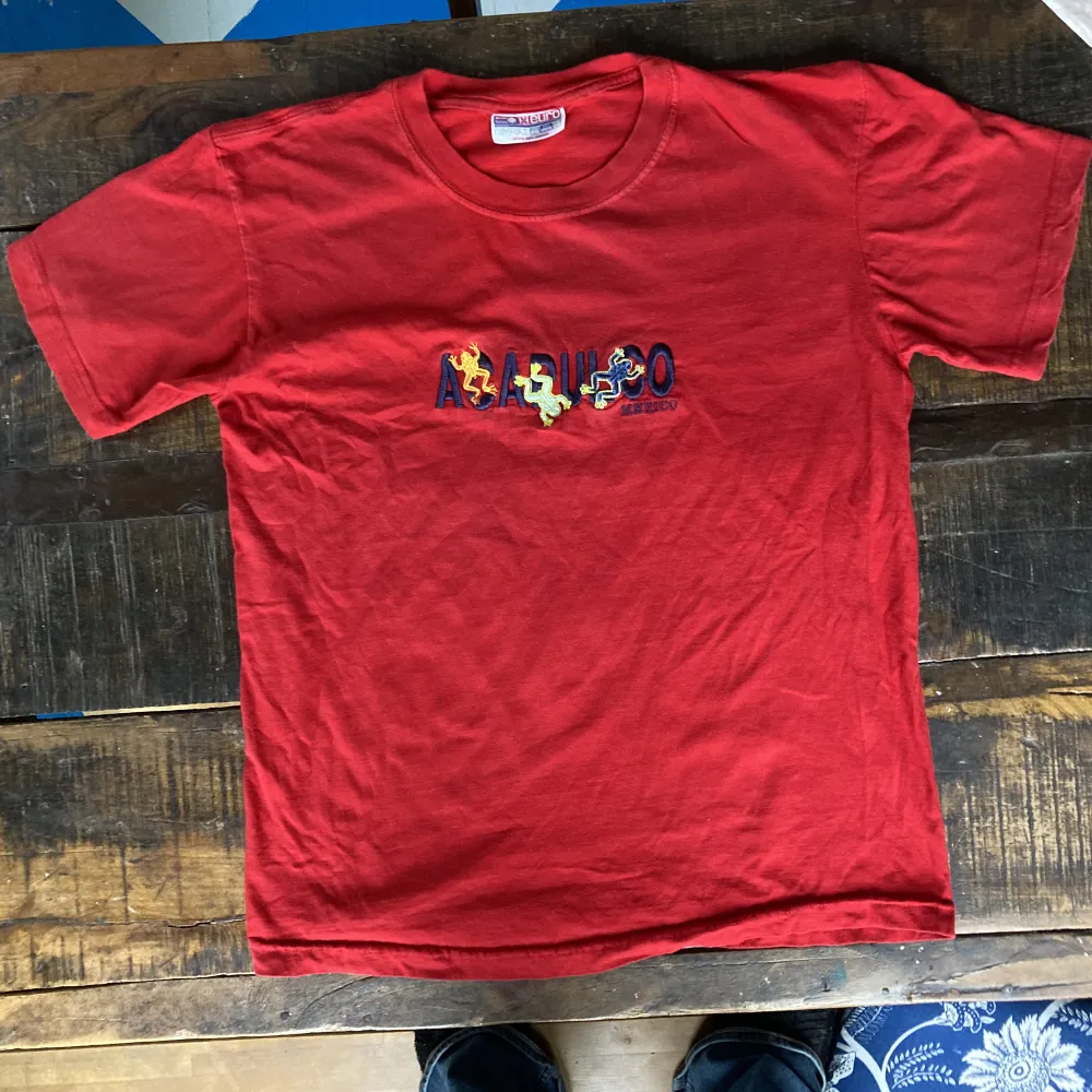 Röd tröja från Acapulco i Mexiko med sjukt najs brodering. Är av hög kvalité och är väldigt lätt använd. Pris kan diskuteras!. T-shirts.
