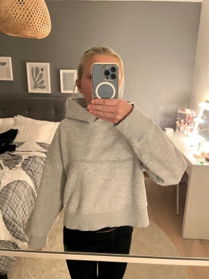 Zara hoddie - Populär zara hoddie💗använt skick, en liten fläck kolla bild 3💗Pris kan diskuteras, använd gärna köp nu🙌🏻