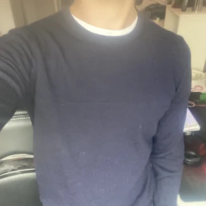 J Lindeberg merinoull tröja - Strl M - Merinoull tröja från J Lindeberg. Fint skick. Mörkblå. Står strl ”M” men skulle nog passa S. 