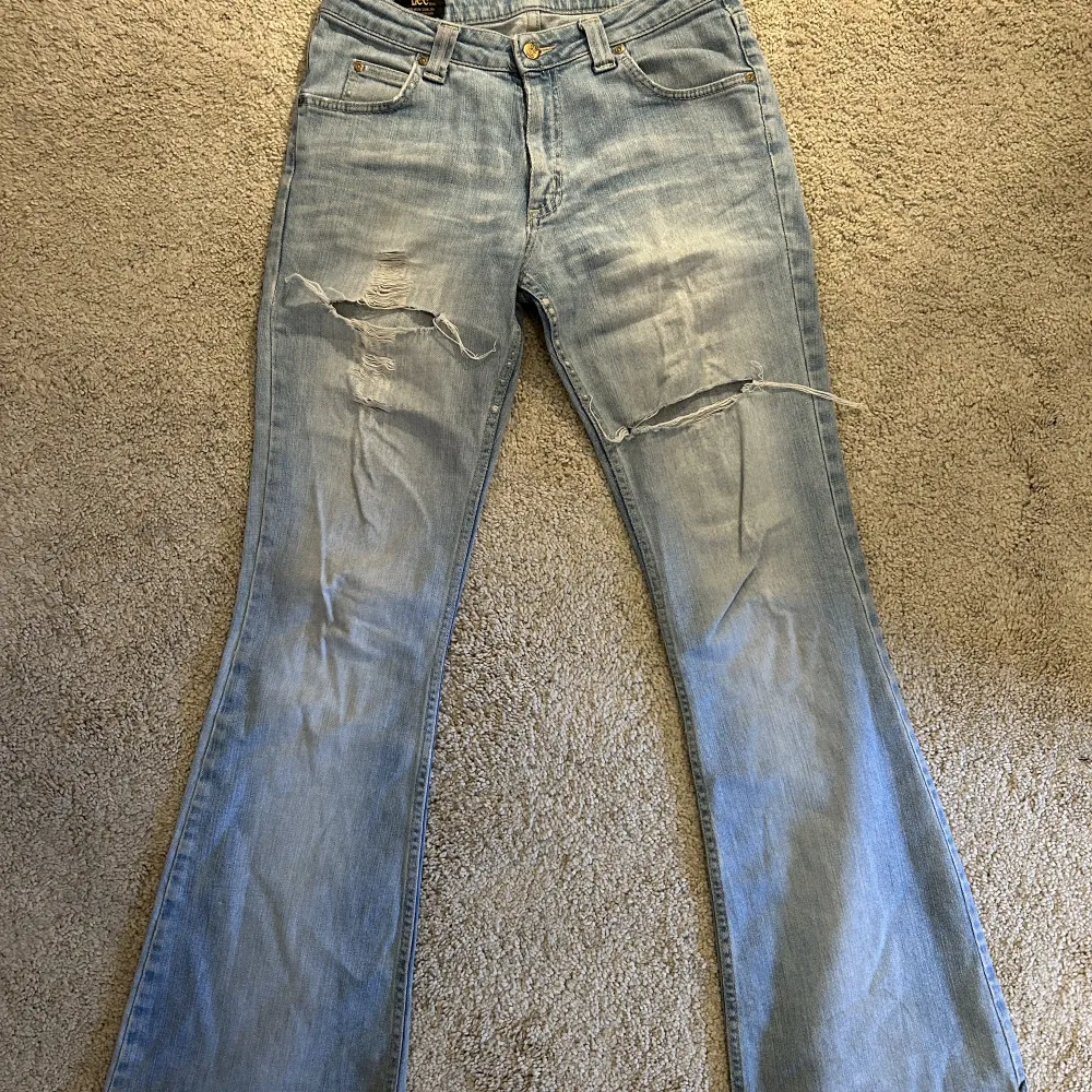 Säljer dessa supersnygga lee bootcut jeans i ljus tvätt. De är för små😢. Strl 30-35 (motsvarar 36 eller 38). Låg/normal-midjade. Använda men bra skick. . Jeans & Byxor.