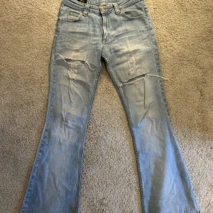 Lee bootcut jeans - Säljer dessa supersnygga lee bootcut jeans i ljus tvätt. De är för små😢. Strl 30-35 (motsvarar 36 eller 38). Låg/normal-midjade. Använda men bra skick. 