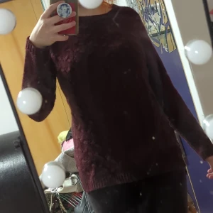 tröja - En vinröd tröja som jag aldrig använt. Den har en liten slits på båda sidor och sticks inte.