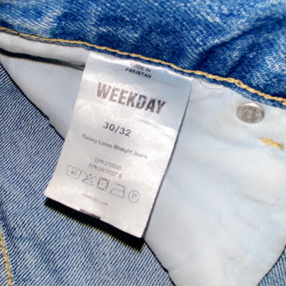 Jättefina weekday galaxy jeans som är använda sällan. i strl 30/32.   Varan säljes i befintligt skick och enligt bild, köparen står för frakt och står ej för postens eventuella slarv, pris går att diskutera vid smidig affär.. Jeans & Byxor.