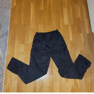 Överdragsbyxor  - Tunna överdragsbyxor/täckbyxor i utmärkt skick. Storlek 158/164. Kan fraktas, men köparen står för frakten. Finns andra överdragsbyxor på min sida! Skriv privat vid funderingar 💕