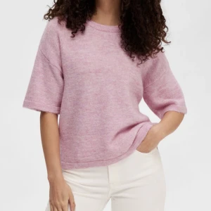 Stickad tröja - Säljer denna sjukt snygga tröjan/tshirten från Selected Femme då den inte kommer till användning. Helt slutsåld. Storlek Xs men passar S💘Köparen står för frakten! 