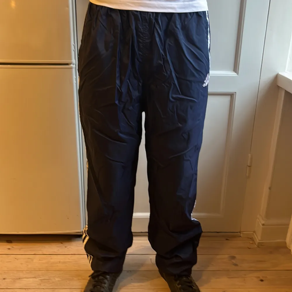 Säljer dessa Adidas trackpants. Byxorna är storlek L men passar de flesta. Jag är 177cm. Kondition: 10/10 nästan aldrig använda. . Jeans & Byxor.