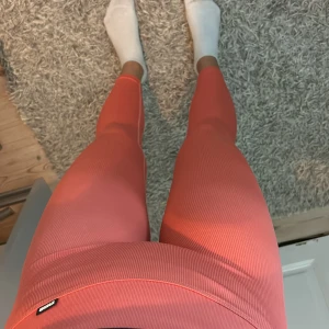 STRONGER byxor - Nu säljer jag mina ribbade rosa stronger byxor,använt dom ganska många gånger men de är i ett helt ok skick.