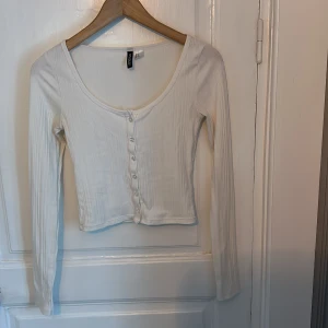 Tröja med urringad framdel - En vit urringad tröja från hm,den är lite nopprig (se bild) men annars är det inget fel på den 