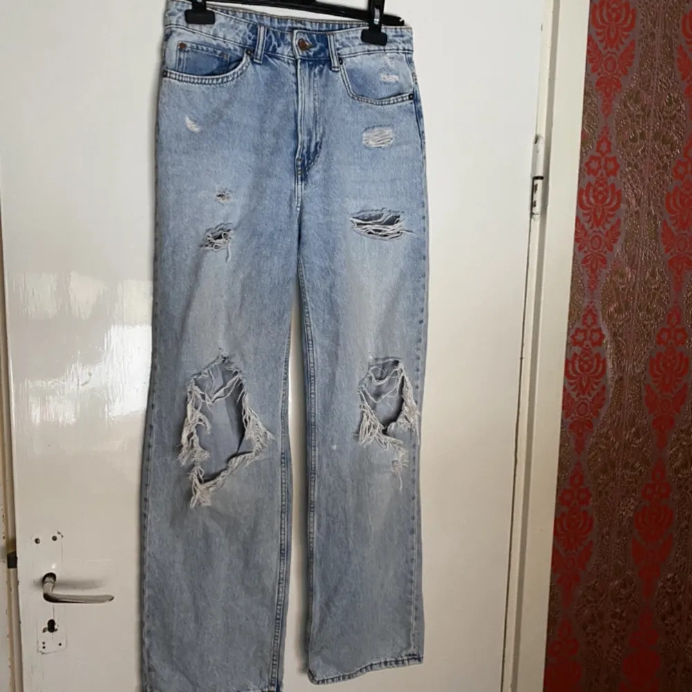 Loose straight jeans i strl 38, säljes då dom tyvärr var för stora på mig. Hör av dig vid funderingar.. Jeans & Byxor.