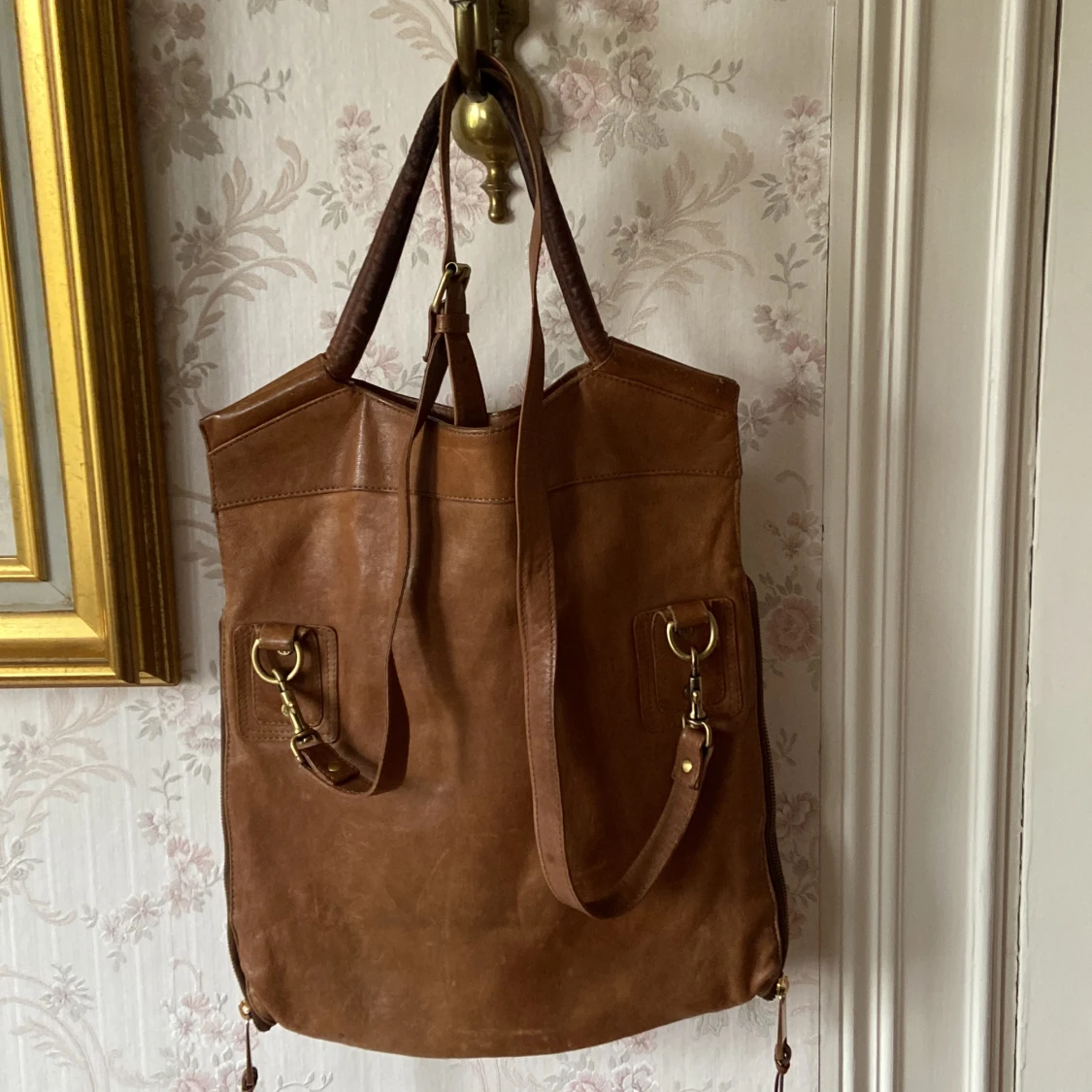 Skinnväska brun stor som en kasse med axelrem  - 90