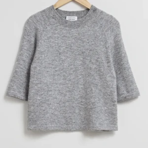 Kortärmad stickad tröja  - Säljer den hade jätte fina other story tröjan💗Den är använd fåtal gånger och är i bra skick. 