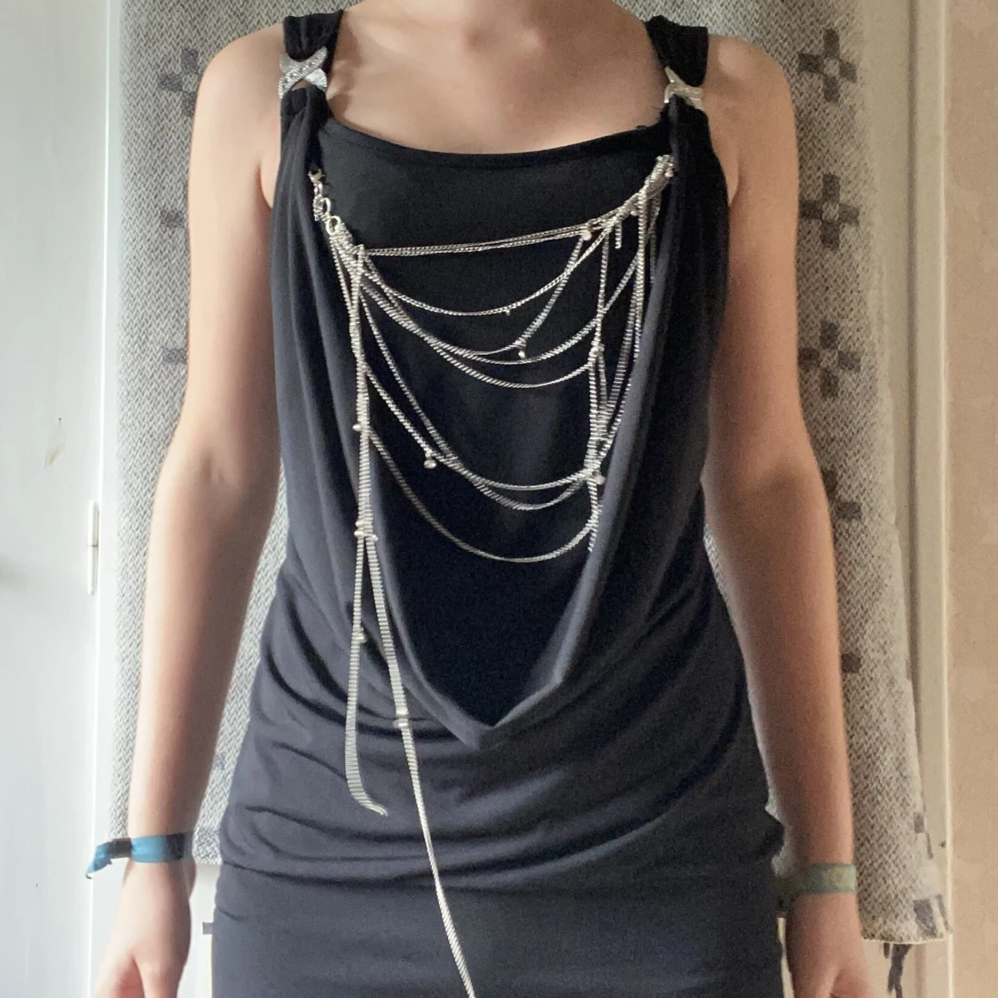 Kort Svart Klänning m. Silverdetaljer