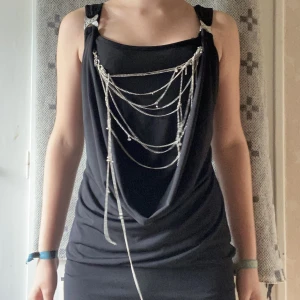 Kort Svart Klänning m. Silverdetaljer - Snygg 90-talet klänning. Alla kedjor är avtagbara vid tex. tvätt. 