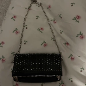 Väska  - Super söt väska från zalando, nyskick då jag inte hittat tillfälle att använda den💗tryck gärna köp nu!!
