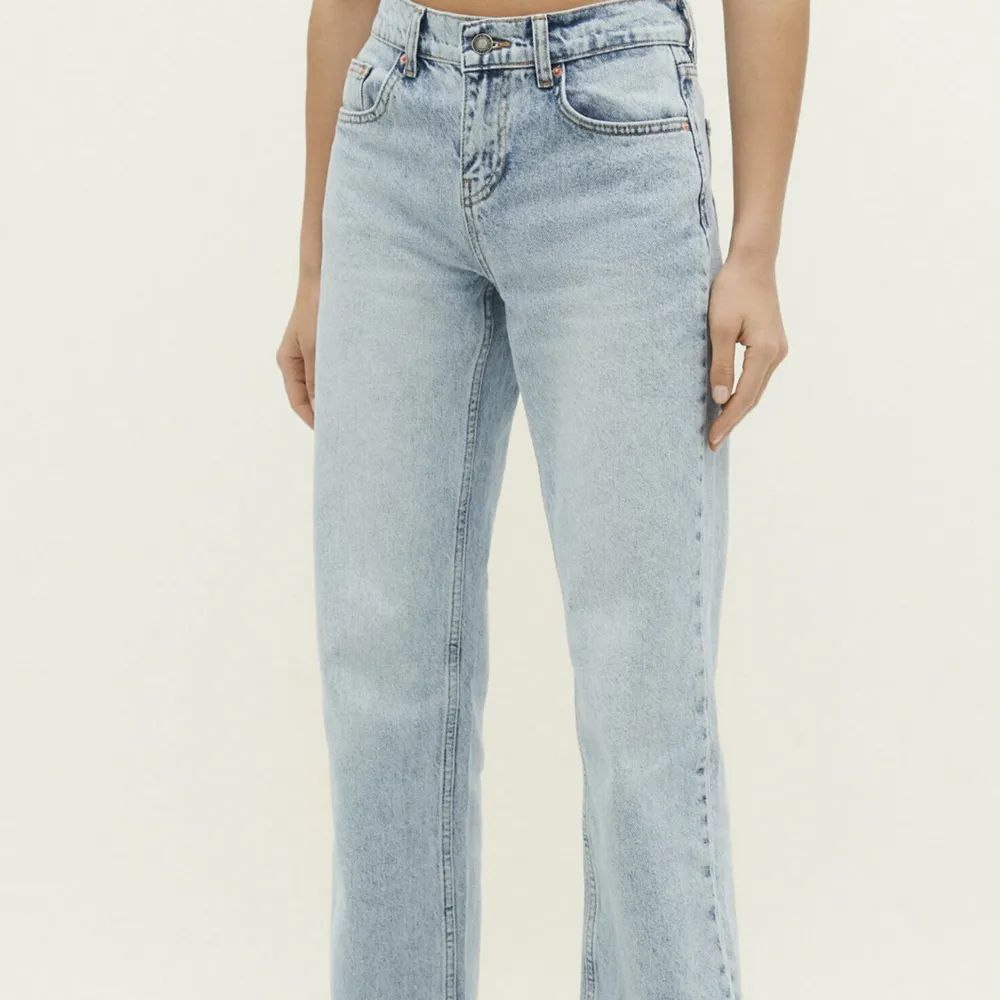 Skit fina blåa straight jeans. Aldrig använda pga. inte min stil. Kvitto finns, köpt från Zalando. För fler bilder skriv till mig. De är små i storlek skulle säga att de passar M 379kr ord pris kan komma överens 💗💗🫶🏼🫶🏼. Jeans & Byxor.