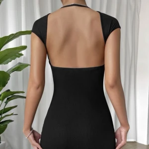 Svart klänning med öppen rygg - Jätte fin klänning med öppen rygg🖤