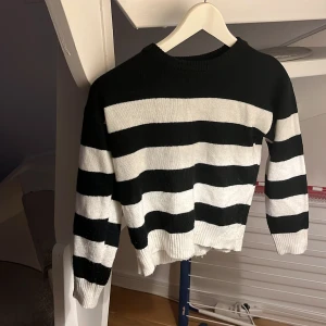 En randig tröja behöver säljas så blir billigt för snabbt köp - Hej, Den är inte Använd. Tröjan är stickad och randig 