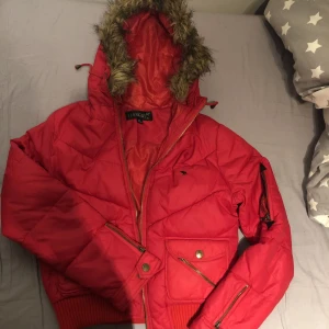 as snygg jacka - säljer denna skit snygga jacka som inte används❤️jackan är tvättad. luvan går att ta bort!