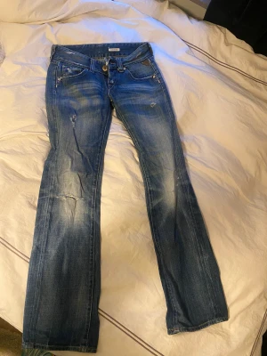 replay jeans  - Lågmidjade jeans från replay. bra skick, köparen står för frakt.  Mått:  Midja: 37cm tvärs över  Total längd: 100cm  Innerbenslängd: 78cm  Har ingen bild på PGA för små.  