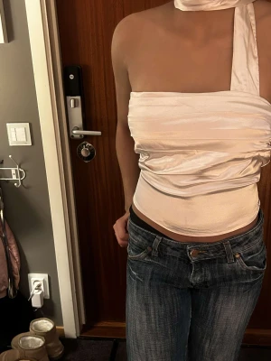 Kräm vit topp  - Säljer denna festliga topp så den inte har kommit så mycket till användning för mig!!