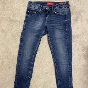 Fina guess jeans i storlek 27, ultra skinny low är modellen. Inga defekter och som nya. Säljer billigt då jag vill bli av med dom