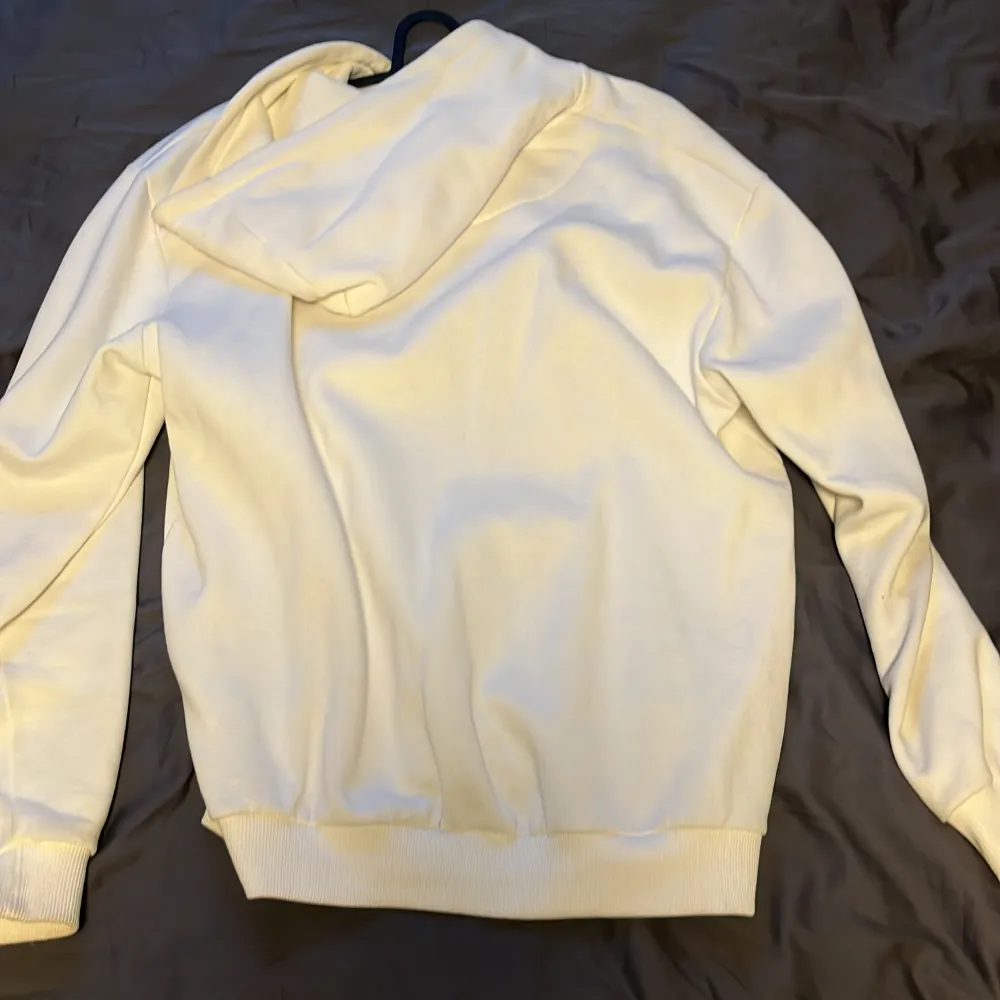 En vit zip hoodie i storlek M som är rätt oversized och passar mer som L. Hoodies.