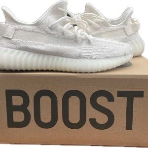Yezzy Boost 350 V2 - Färg: Bone Storlek 42 2/3