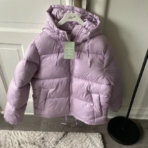 Hm puffer jacka  - Hm puffer jacka som jag införskaffade här på plick tyvärr så passa den inte mig, men den är så fin !... fin färg och prislappen finns kvar osv. Storlek xs 