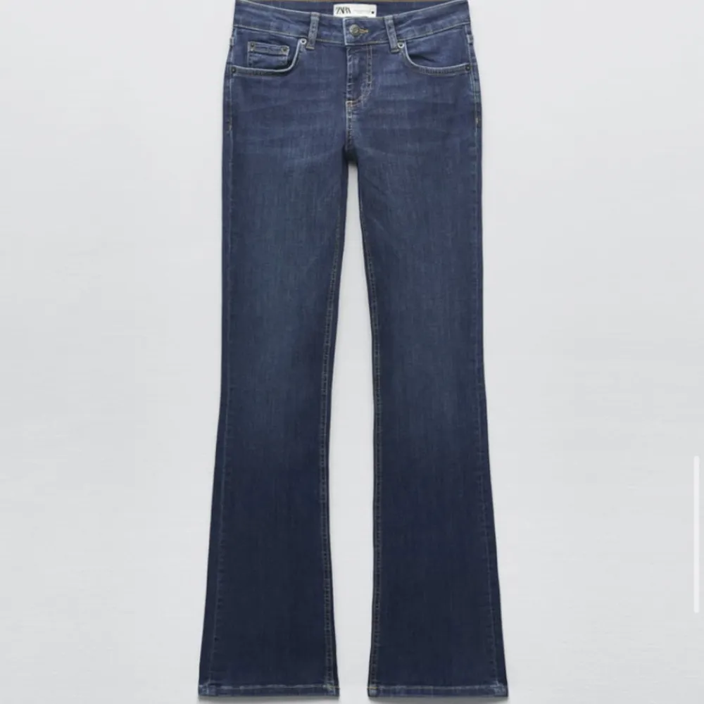 Säljer dessa jeans från zara då de är en aning för korta på mig tyvärr. Köptes för 399! Skriv för mer frågor ❤️. Jeans & Byxor.
