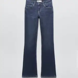 Säljer dessa jeans från zara då de är en aning för korta på mig tyvärr. Köptes för 399! Skriv för mer frågor ❤️