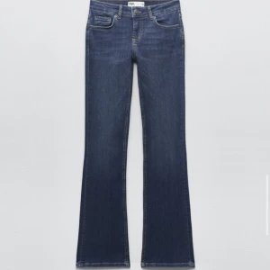 Lågmidjade zara jeans  - Säljer dessa jeans från zara då de är en aning för korta på mig tyvärr. Köptes för 399! Skriv för mer frågor ❤️