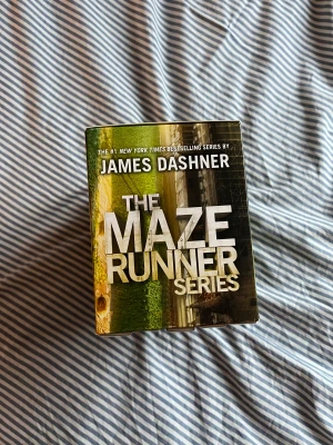 Maze Runner serien - Säljer hela The Maze Runner serien! Frakten kommer att kosta mer än vad den står pga vikten