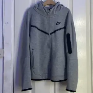 Säljer denna jätte sköna Nike tech fleece nyskick för 300kr + frakt. Köpt för drygt 800-900kr. Storlek M i barnstorlek (passar som en S.) Kontakta vid minsta intresse💓🛍️