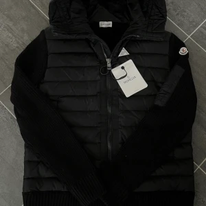 Moncler hooded cardigan - Helt ny och aldrig använd moncler cardigan, NFC Scan finns 