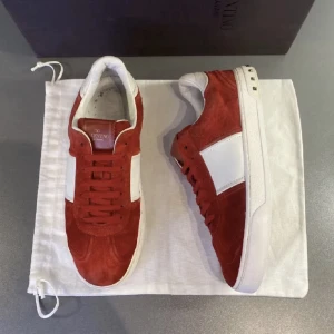 Valentino flycrew - Säljer ett par dunder feta valentino flycrew skor. Skorna är i storlek 41. Skick: 9/10 alla nitar är kvar och det är inga defekter. Hör av er om ni har några funderingar! Byten kan också vara intressant.