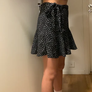 Stradivarius kjol - Storlek M men passar även S. 👌🏼Kjolen är bekväm och är som en tennistjol! Perfekt till nästa sommar. ☀️ 