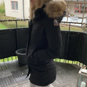 Para jumper vinterjacka Selma  - Säljer min para jumper jacka i modellen selma. Köpt från para jumpers hemsida för 9000kr men säljer för 2900! Använd sparsamt och är i nyskick. Jackan är varm och har en avtagbar päls, har inga hål eller likanande💗