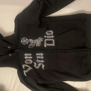 Svinsnygg rhinestone zip hoodie från Von Studio🔥 Den är i fint skick och i storlek S🫶