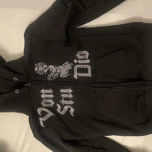 Von Studio rhinestone zip - Svinsnygg rhinestone zip hoodie från Von Studio🔥 Den är i fint skick och i storlek S🫶