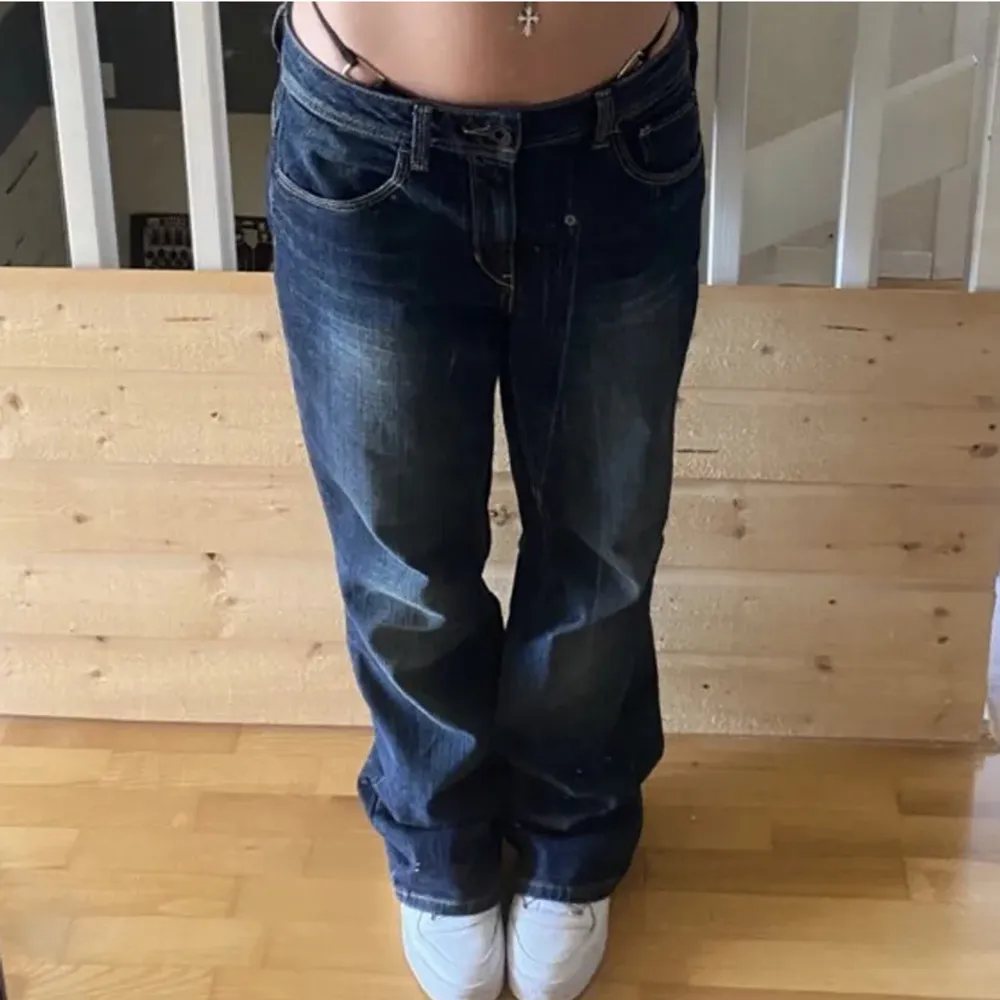 (Lånade bilder) Baggy jeans från esprit, midjemått 42cm rakt över, Innerbenslängd 80cm. Säljer dessa eftersom de inte passade mig :). Jeans & Byxor.