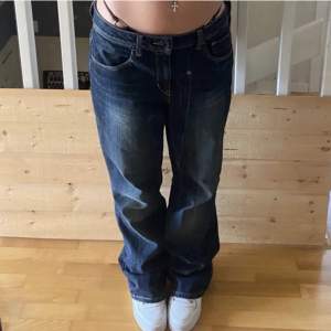(Lånade bilder) Baggy jeans från esprit, midjemått 42cm rakt över, Innerbenslängd 80cm. Säljer dessa eftersom de inte passade mig :)