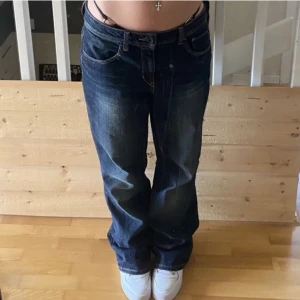 Baggy Jeans - (Lånade bilder) Baggy jeans från esprit, midjemått 42cm rakt över, Innerbenslängd 80cm. Säljer dessa eftersom de inte passade mig :)
