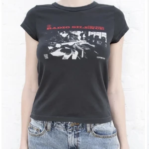 Radio silence t-shirt - T-shirt från brandy melville. Inga synliga defekter 💞fråga gärna om fler bilder! Bara använts 3-4 gånger! Kan mötas upp i Sthlm!
