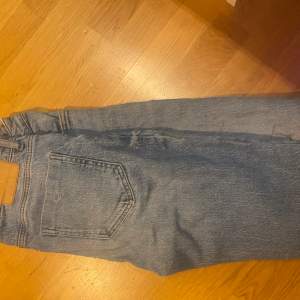 Ett par fina och bootcut jeans från zara