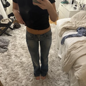 Lågmidjade jeans - Lågmidjade jeans med as coola fickor. Midjemått cirka 36cm tvärs över😇 innerbenslängd 76cm